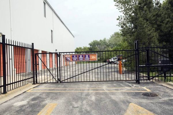 Public Storage - Buffalo Grove - 555 E Aptakisic Road 555 E Aptakisic Road Buffalo Grove, IL - Photo 3