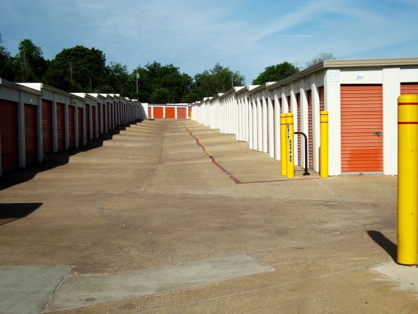 Simply Self Storage - 7227 South R L Thornton Freeway - Dallas 7227 South R L Thornton Freeway Dallas, TX - Photo 2