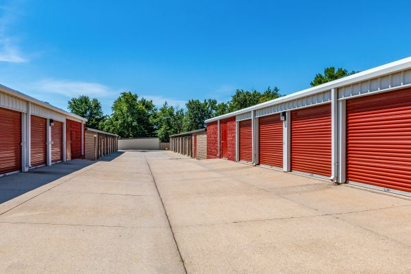 Photo of StorageMart - Hickman Rd & 68th St