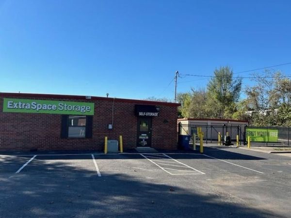 Photo of Extra Space Storage - 2089 - Hendersonville - Walton Ferry Rd